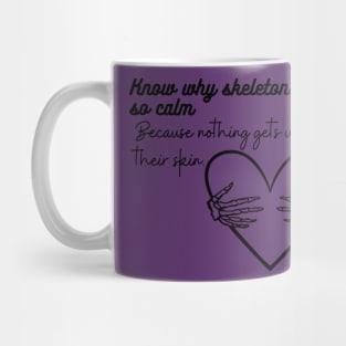 Know why skeletons are so calm? Because nothing gets under their skin Funny Halloween costume Mug